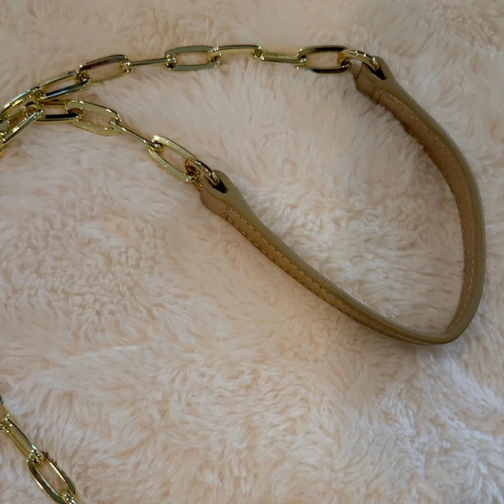 Lilly Pulitzer Gold Crossbody Bag with Floral Accent - Picture 6 of 6